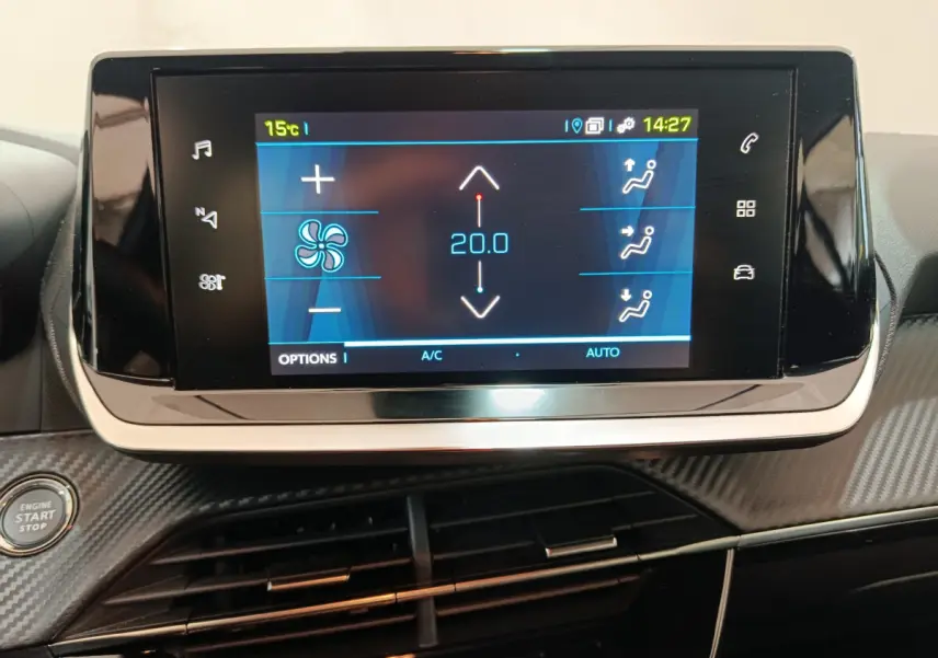 Écran tactile central de la Peugeot 208 électrique Active Business 2020, affichant la climatisation à 20°C.