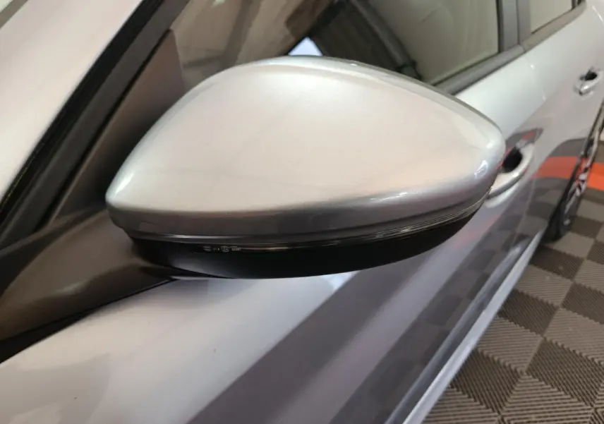 Rétroviseur droit gris clair de la Peugeot 208 électrique Active Business, vue rapprochée côté conducteur.