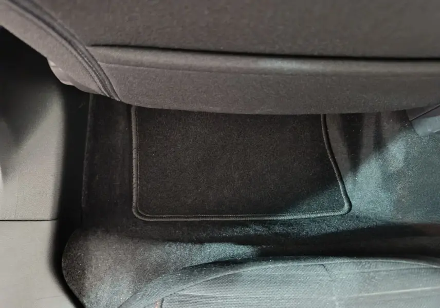 Plancher côté passager arrière avec tapis noir dans une Peugeot 208 Electrique Active Business gris clair 2020