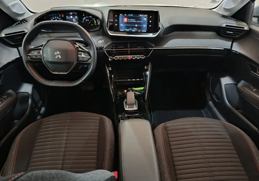 Intérieur Peugeot 208 Electrique Active Business 2020, vue avant centrée sur tableau de bord et volant cuir noir.