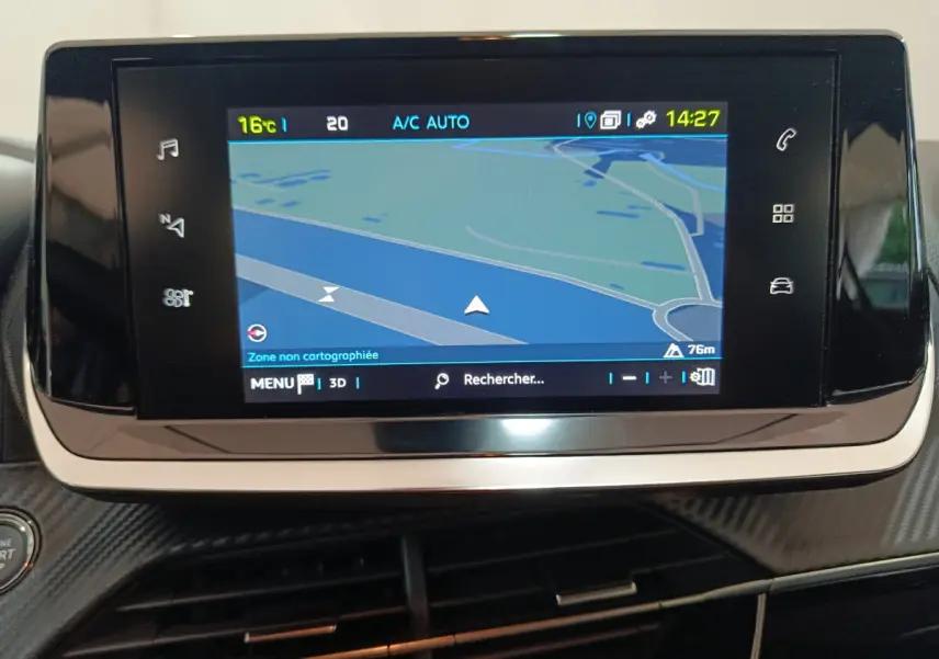 Écran tactile central affichant la navigation dans l'habitacle d'une Peugeot 208 Electrique gris clair, vue de face.