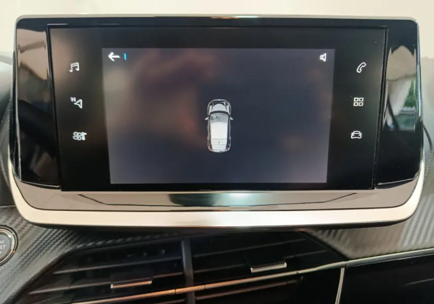 Écran tactile central de la Peugeot 208 électrique Active Business montrant la vue aérienne du véhicule en gris clair.