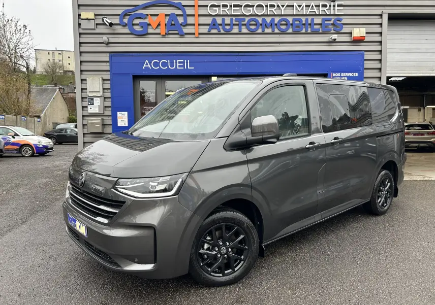 Volkswagen Transporter T7 ProCab graphite dust en 3/4 avant droit, jantes noires brillantes Le Mans 17 pouces.