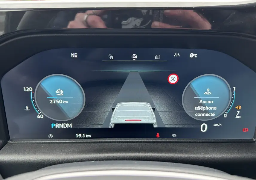 Affichage numérique du tableau de bord du Volkswagen Transporter T7 en vue frontale, indiquant 2750 km et vitesse 0 km/h.