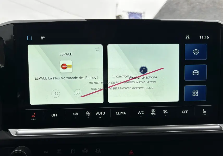 Vue de face du Volkswagen Transporter T7 ProCab L1H1 Business en graphite dust, avec jantes aluminium 17'' noir brillant visibles.