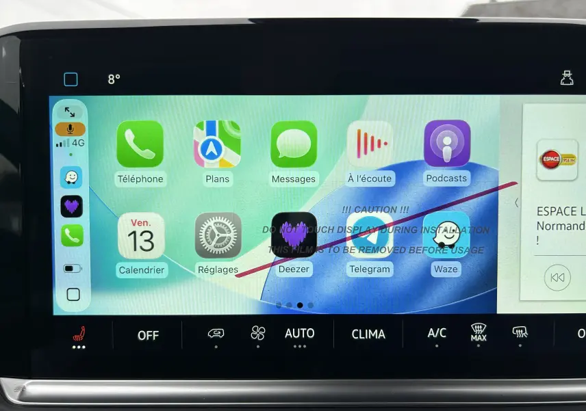 Écran tactile central du Volkswagen Transporter T7 ProCab, affichant l’interface Apple CarPlay avec commandes climatisation en dessous.