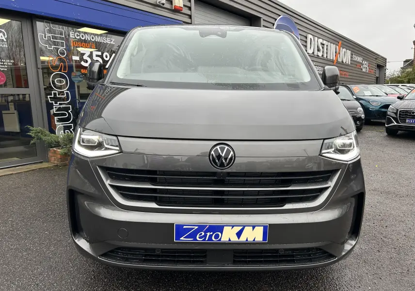 Vue de face du Volkswagen Transporter T7 ProCab graphite Dust avec calandre noire et phares LED allumés.