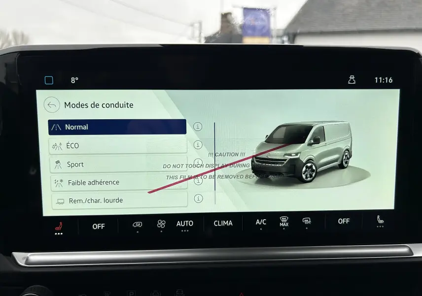 Écran tactile intérieur montrant un Volkswagen Transporter T7 ProCab gris Graphite Dust en vue 3/4 avant droite.
