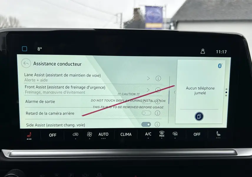 Vue de face du Volkswagen Transporter T7 ProCab graphite Dust, mettant en valeur sa calandre et ses phares LED Matrix.