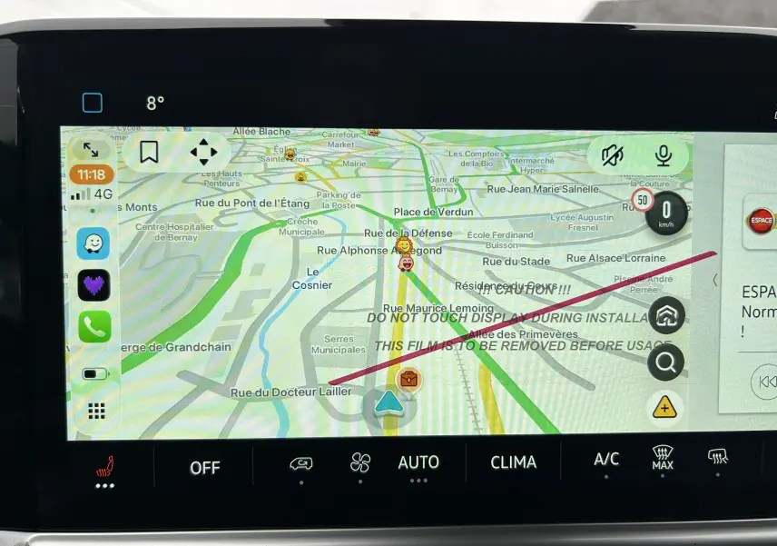 Vue rapprochée de l’écran tactile du tableau de bord du Volkswagen Transporter T7 ProCab avec navigation affichée.