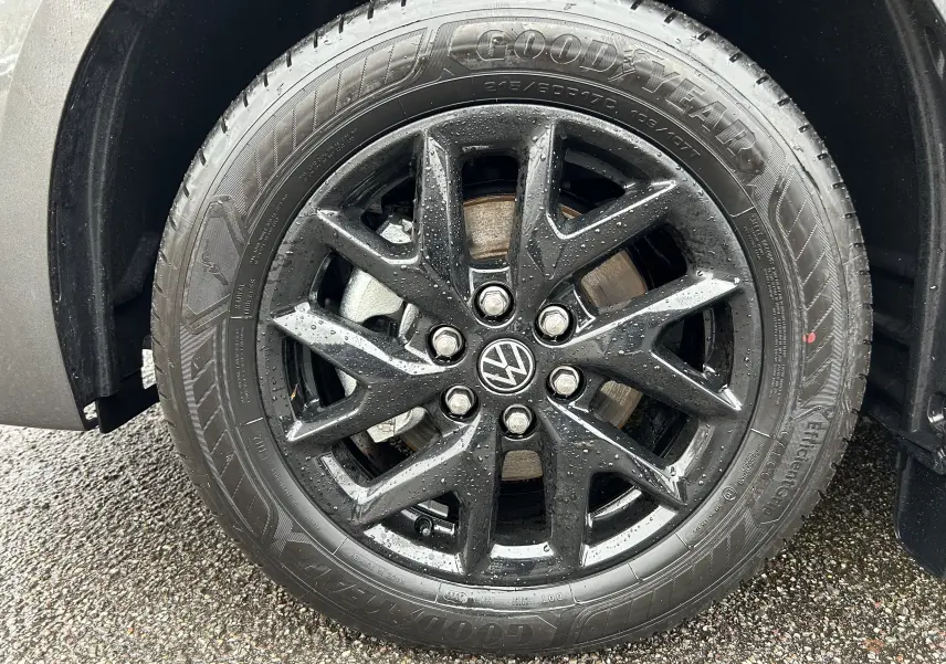 Gros plan sur la jante aluminium 17'' noir brillant Le Mans du Volkswagen Transporter T7 Business en couleur Graphite Dust.