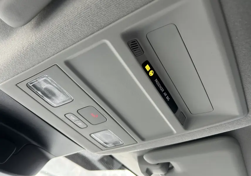 Vue intérieure du plafonnier gris clair du Volkswagen Transporter T7 avec éclairage et indicateur airbag passager activé.