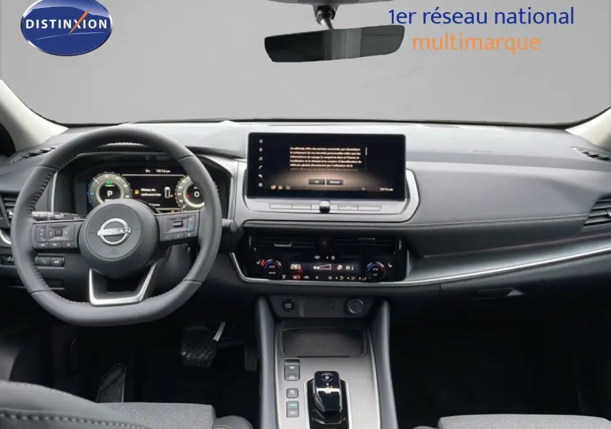 Vue intérieure frontale du tableau de bord et volant noir du Nissan Qashqai 1.5 E-POWER 2025 avec écran tactile central.