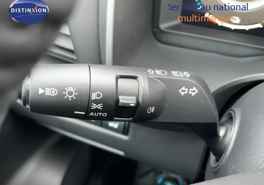 Gros plan sur la commande des feux et clignotants du Nissan Qashqai noir perle métal, intérieur tableau de bord.