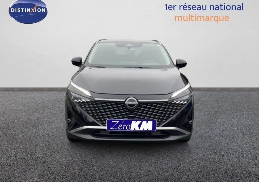 Vue frontale du Nissan Qashqai 1.5 E-POWER noir perle métal avec calandre distinctive et phares LED allumés.