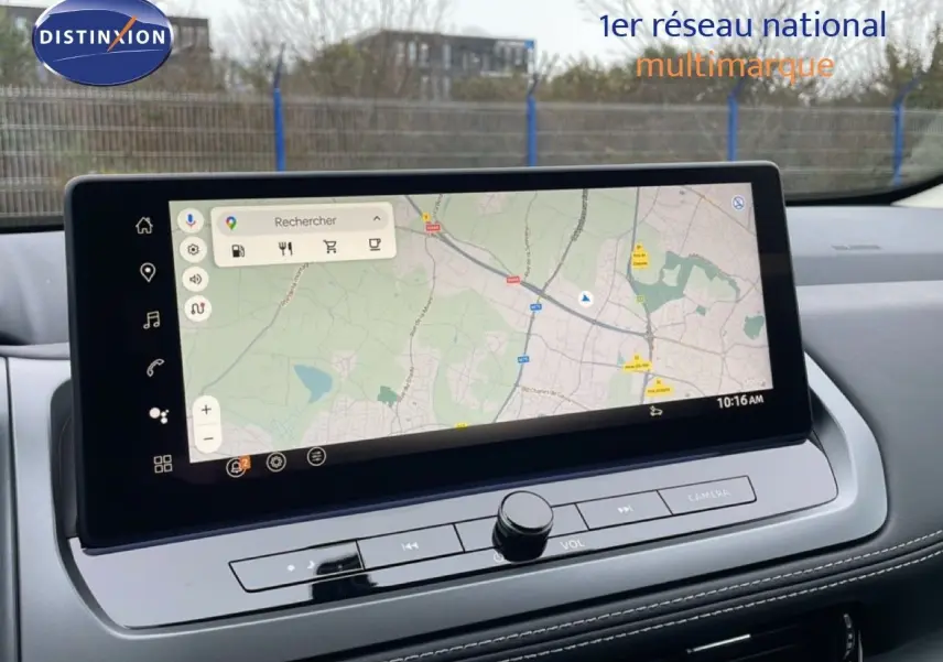 Écran tactile central affichant la navigation GPS dans l’habitacle du Nissan Qashqai noir perle métal, vue de face.