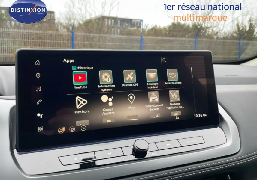 Écran tactile central du Nissan Qashqai 2025 affichant diverses applications connectées, avec tableau de bord noir.