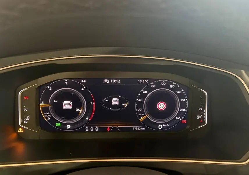 Vue rapprochée du combiné d'instruments digital du Volkswagen Tiguan 2023, affichant la vitesse et le régime moteur.