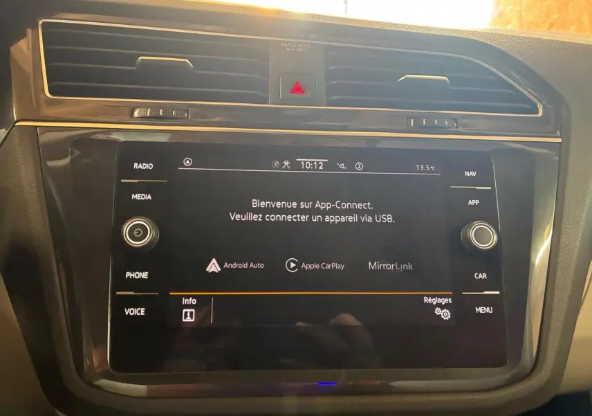 Vue rapprochée de l’écran tactile central du Volkswagen Tiguan 2023 gris, affichant l’interface App-Connect.