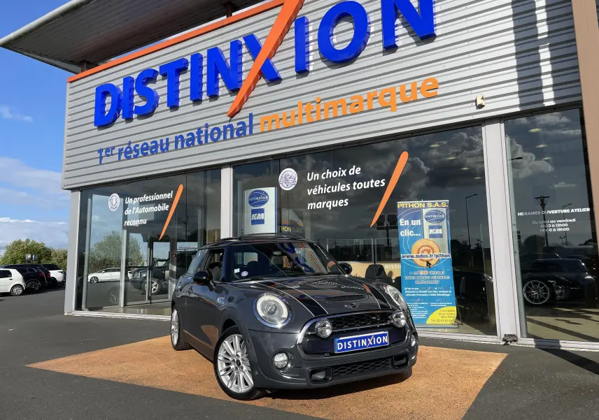 MINI F56 Cooper S gris Thundergrey vue 3/4 avant droit devant concession Distinxion par temps ensoleillé