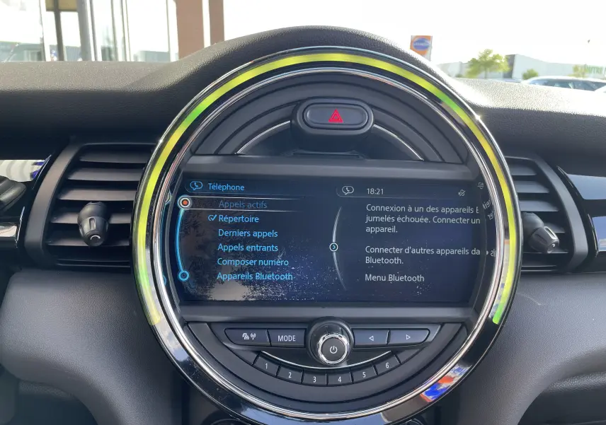 Tableau de bord de MINI F56 Cooper S 2015, vue frontale centrée sur l'écran multimédia circulaire avec interface Bluetooth.