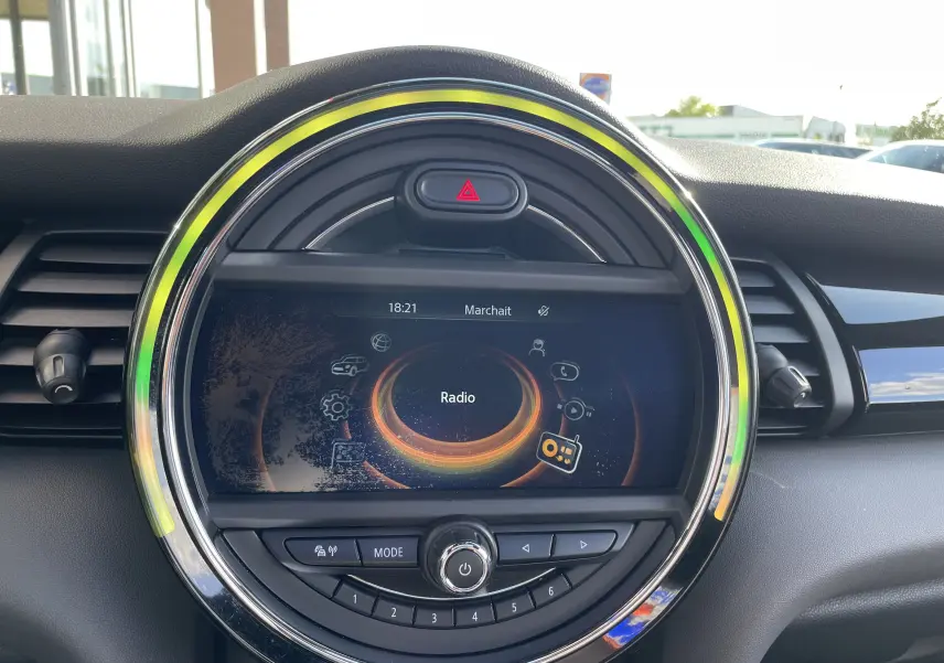 Tableau de bord de MINI F56 Cooper S 2015, écran central rond avec interface radio et anneau lumineux multicolore.