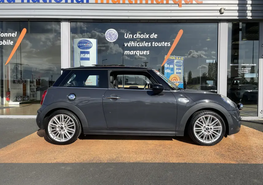 Profil droit d'une MINI F56 Cooper S gris Thundergrey avec jantes alliage 17 pouces, toit noir et rétroviseurs noirs.