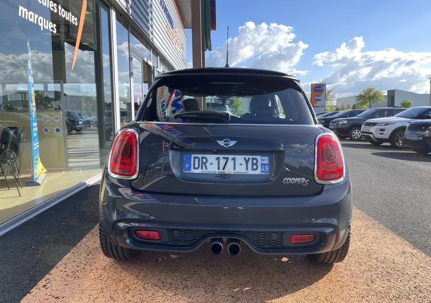 Vue arrière d'une MINI F56 Cooper S gris Thundergrey avec double sortie d'échappement et feux arrière LED.