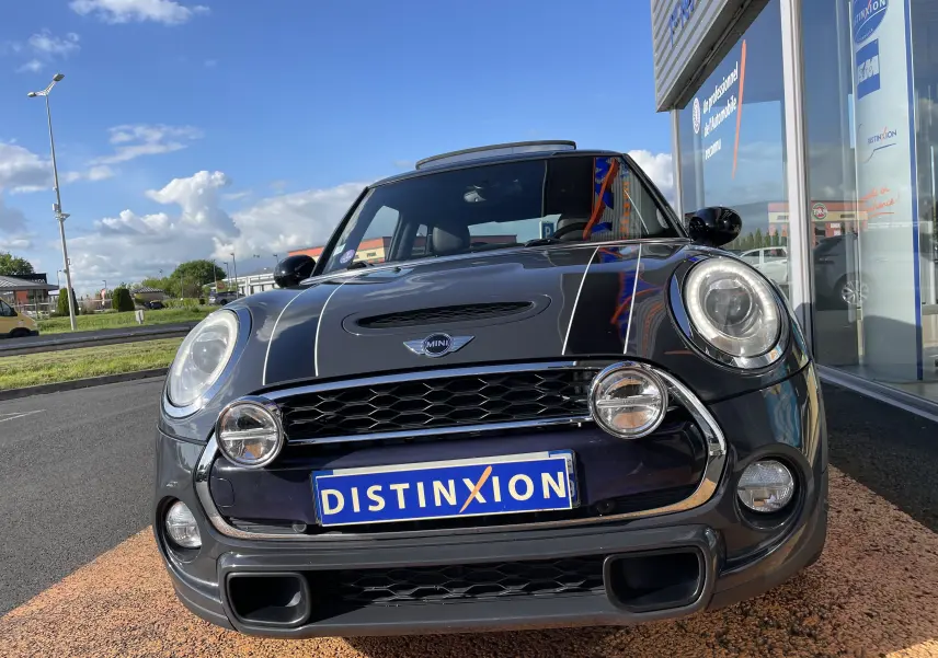 Vue de face d'une MINI F56 Cooper S gris Thundergrey avec bandes blanches sur le capot et phares ronds LED.