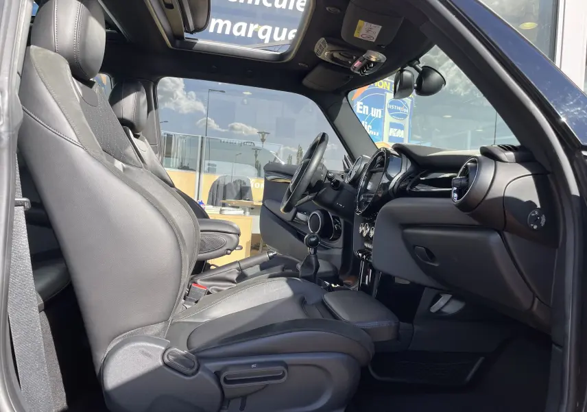 Intérieur noir cuir de la MINI F56 Cooper S 2015 vu côté gauche, avec tableau de bord et toit ouvrant panoramique.