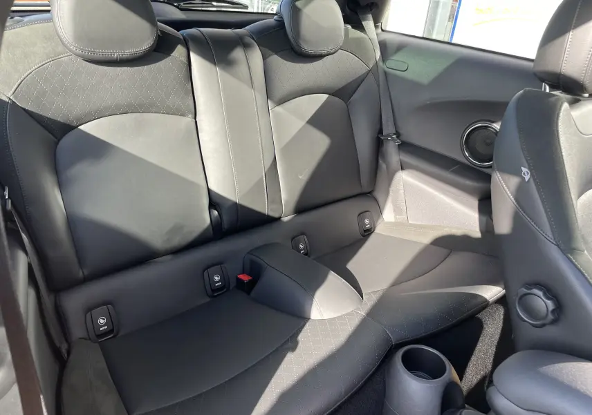 Vue intérieure arrière droite des sièges en cuir noir de la MINI F56 Cooper S 2015 avec finitions élégantes et ceintures visibles.