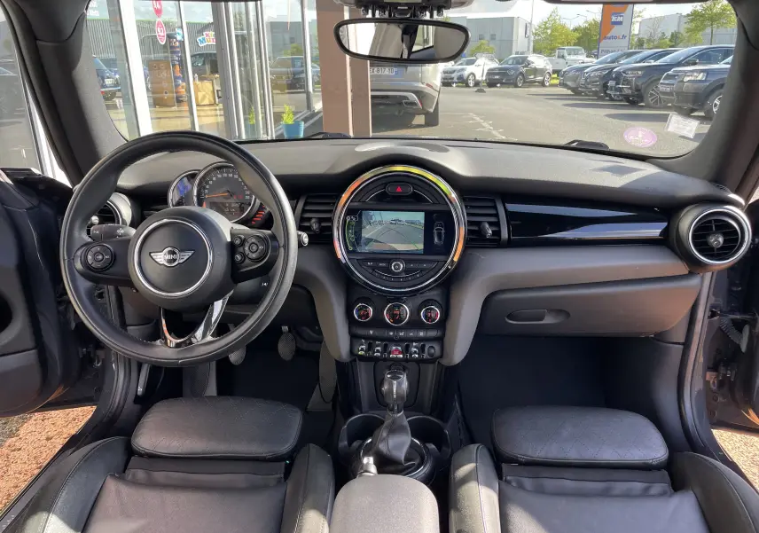 Intérieur de MINI F56 Cooper S 2015, vue frontale du tableau de bord avec écran central et volant cuir noir.