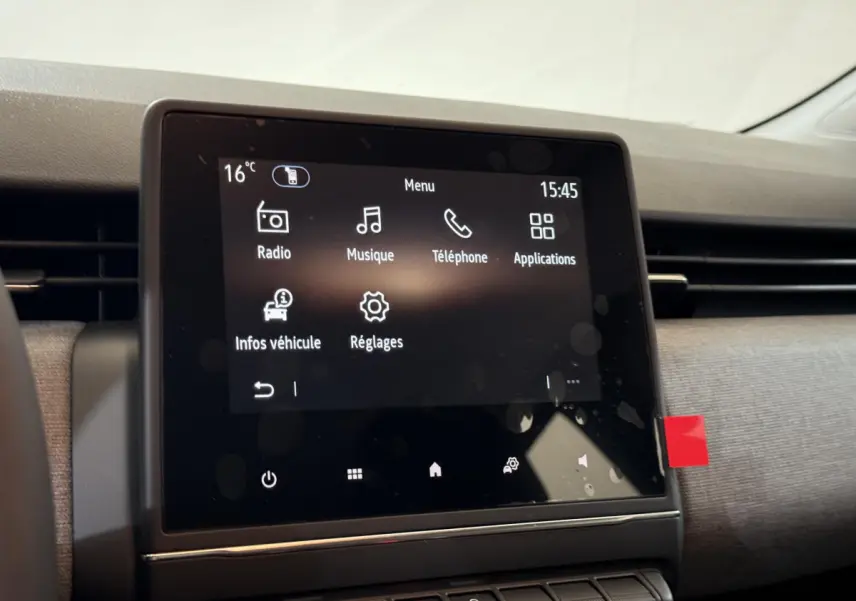 Écran tactile central affichant le menu multimédia dans l'habitacle gris clair de la Renault Clio Evolution 2025