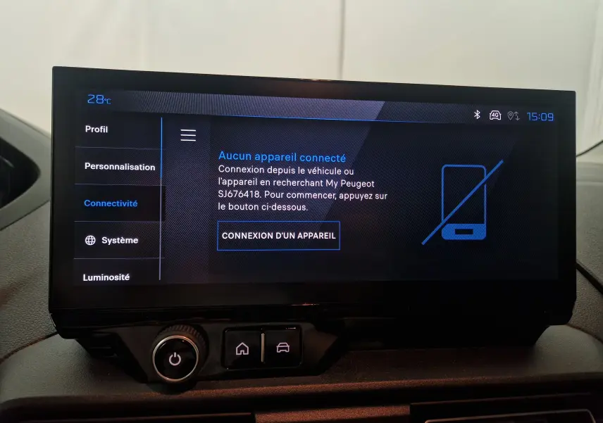 Écran tactile central du Peugeot Partner blanc 2025 affichant le menu connectivité sans appareil connecté.