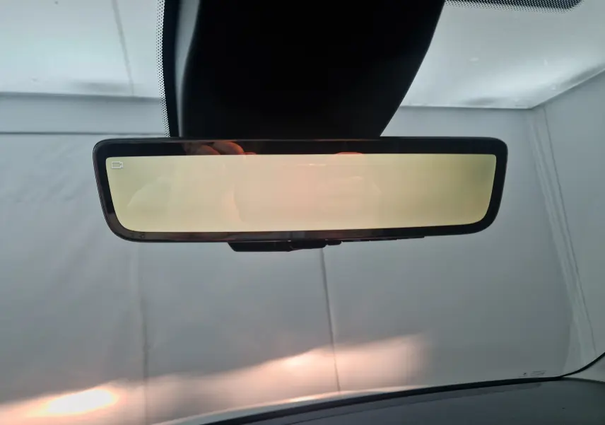 Rétroviseur intérieur numérique du Peugeot Partner blanc 2025, affichage écran large et cadre noir mat.