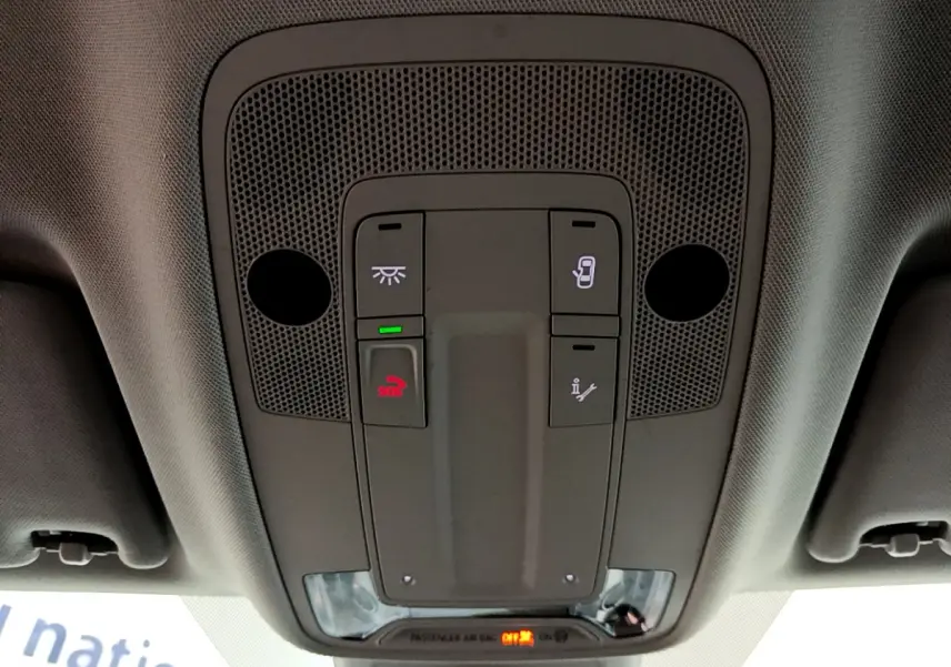 Vue intérieure du plafonnier avec commandes d’éclairage et d’assistance sur Audi Q3 noir 35 TDI 2021.