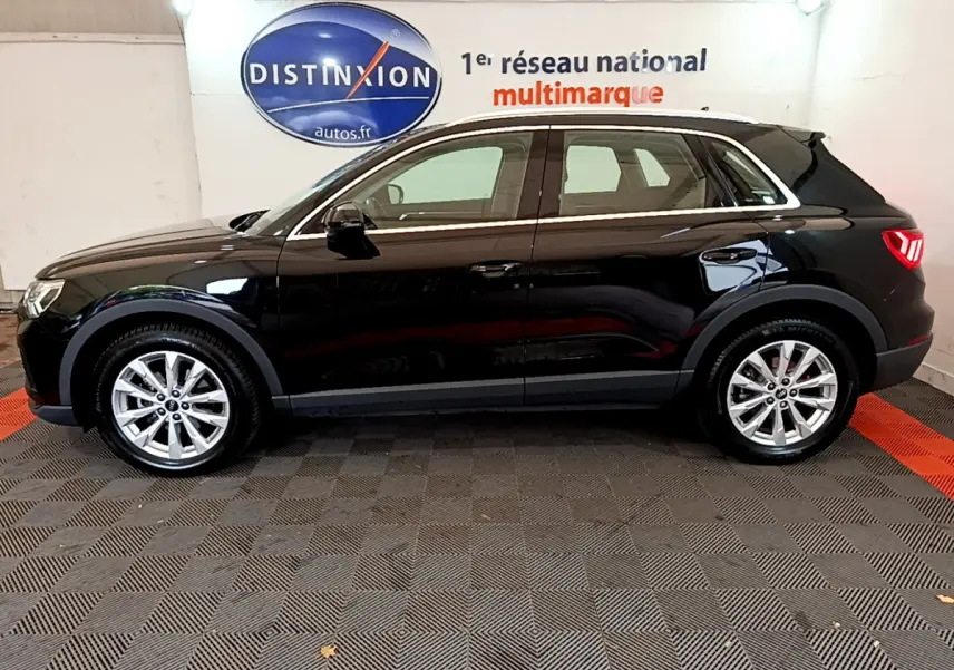 Audi Q3 35 TDI 150 S tronic Business Line noir, vue de profil côté gauche en intérieur showroom.