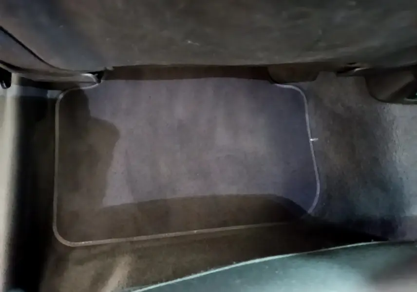 Vue plongeante sur le tapis de sol noir côté passager avant de l’Audi Q3 35 TDI 150 S tronic Business Line 2021.