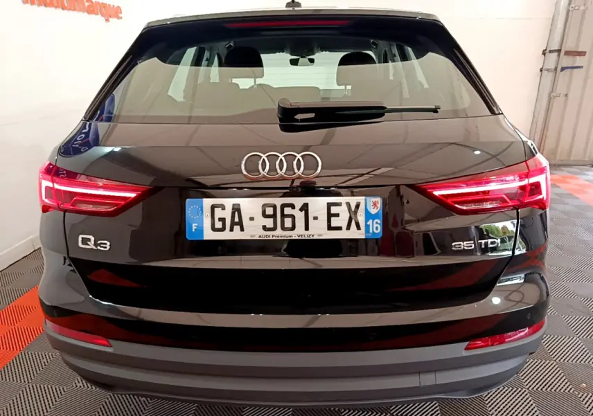 Vue arrière d’un Audi Q3 noir 35 TDI avec feux LED allumés et plaque d’immatriculation française visible.