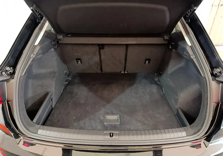 Coffre ouvert vu de l'arrière d'un Audi Q3 noir 35 TDI 150 S tronic Business Line, espace de chargement vide et propre.