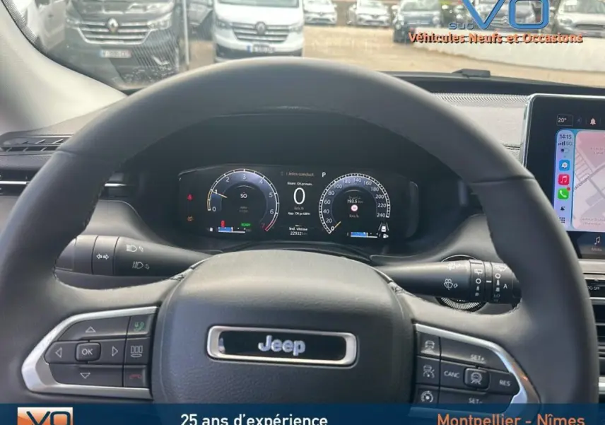 Vue intérieure centrée sur le volant Jeep noir et le tableau de bord numérique du Compass 2023.