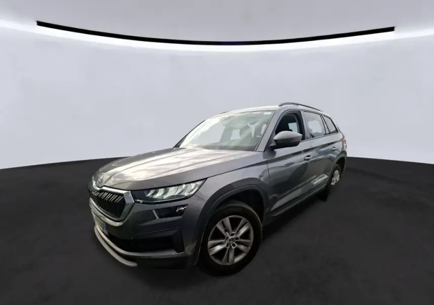 Vue 3/4 avant droit d'un Skoda Kodiaq gris 2023 avec jantes alu 17'' et calandre noire chromée.