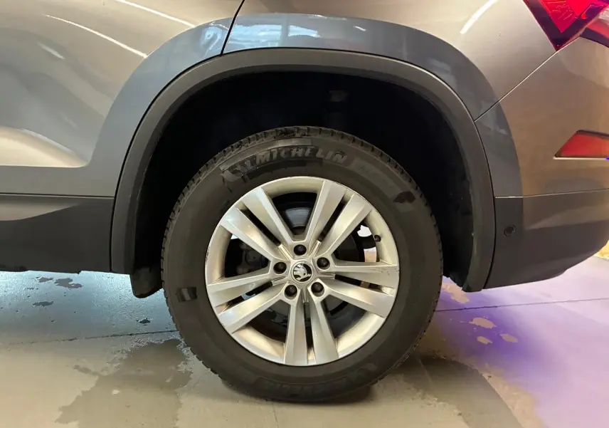 Gros plan sur la roue arrière droite gris métallisé d’un Skoda Kodiaq 2023 avec jante alu 17 pouces.
