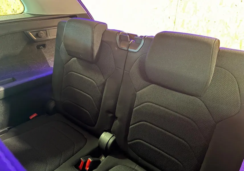 Vue rapprochée des sièges arrière en tissu noir du Skoda Kodiaq 7 places, avec ceintures de sécurité visibles.