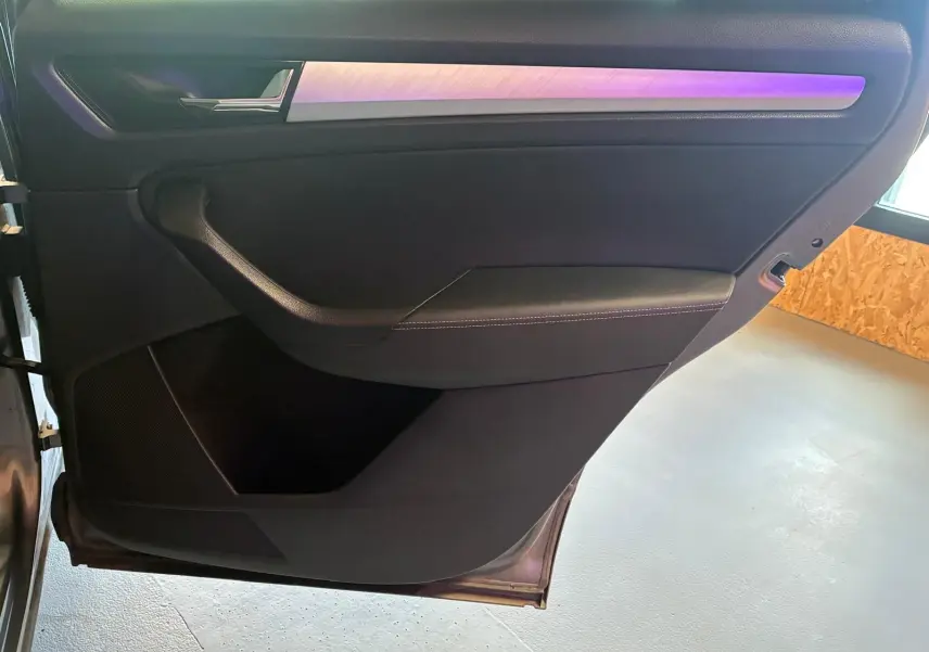 Vue intérieure de la porte avant gauche gris foncé du Skoda Kodiaq 2023 avec insert décoratif aluminium brossé.