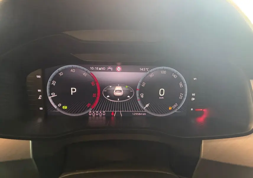 Tableau de bord numérique du Skoda Kodiaq gris, affichant vitesse, température et indicateurs au repos.