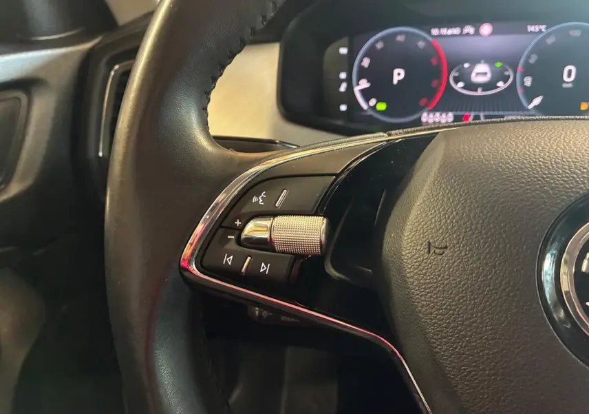 Gros plan sur le volant cuir noir du Skoda Kodiaq 2023 avec commandes intégrées et tableau de bord numérique.