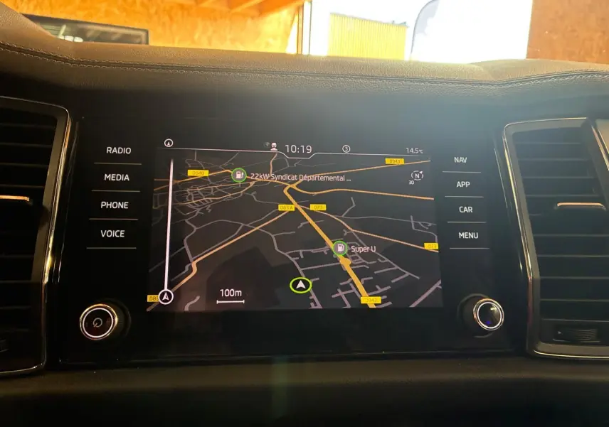 Écran tactile du GPS de la Skoda Kodiaq 2023 affichant une carte routière avec options de navigation.