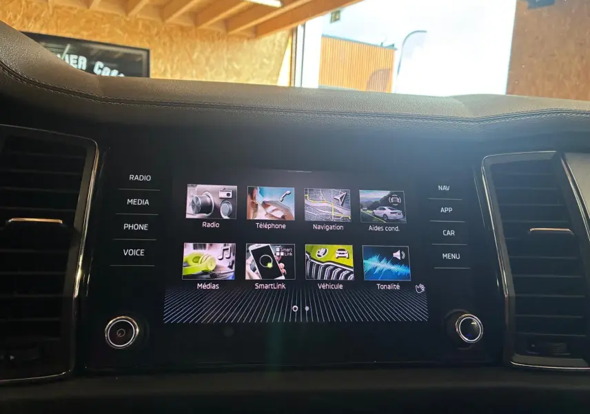Écran tactile central du tableau de bord du Skoda Kodiaq 2023, affichant le menu multimédia et navigation.