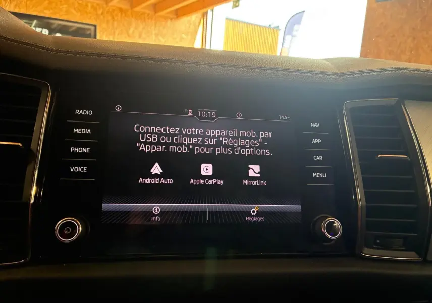 Écran tactile central du Skoda Kodiaq gris 2023 affichant les options Android Auto, Apple CarPlay et MirrorLink.